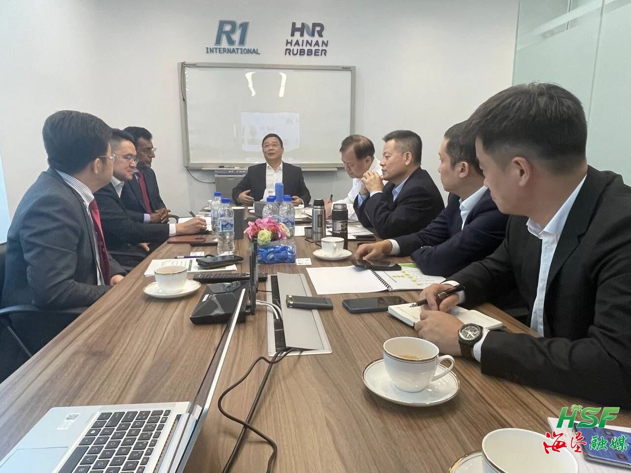 包洪文一行與R1公司座談交流。