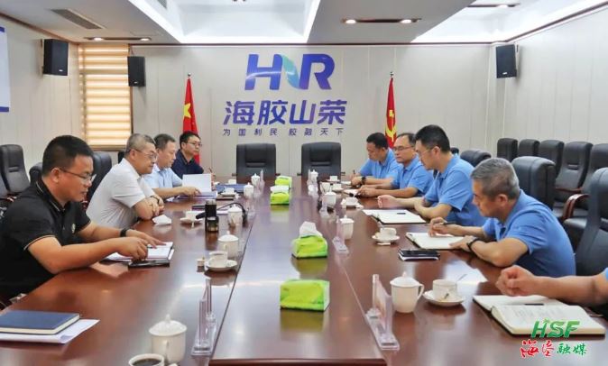 艾軼倫在海南橡膠山榮分公司座談。